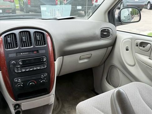 Used 2005 Chrysler Town & Country FWD image 9