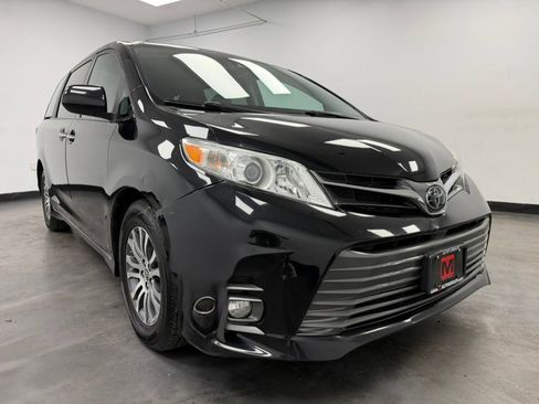 Used 2020 Toyota Sienna XLE image 14