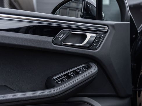 Certified 2023 Porsche Macan AWD/4WD image 22