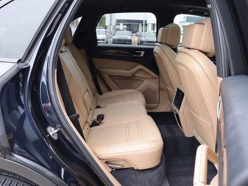 Used 2020 Porsche Cayenne image 41