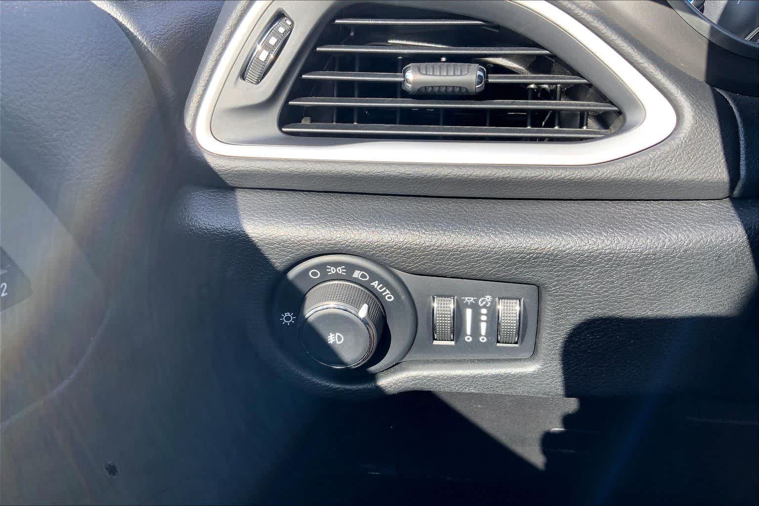 Used 2025 Chrysler Pacifica Select FWD image 33