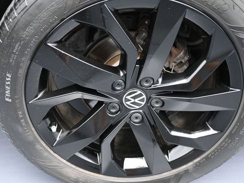 Used 2022 Volkswagen Taos SEL w/ Panoramic Sunroof Package image 42