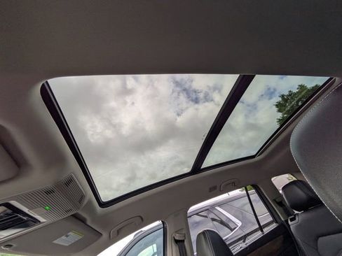 Used 2025 Volkswagen Atlas SE w/ Panoramic Sunroof Package FWD image 23
