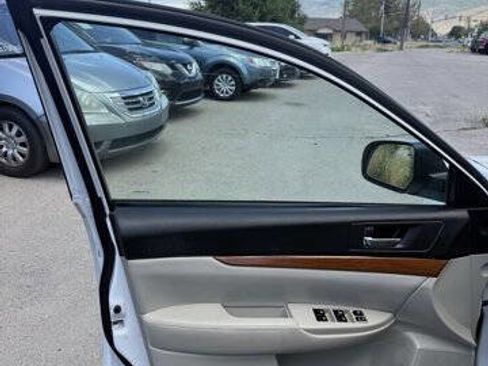 Used 2014 Subaru Outback 2.5i Limited w/ Moonroof Package AWD/4WD image 17