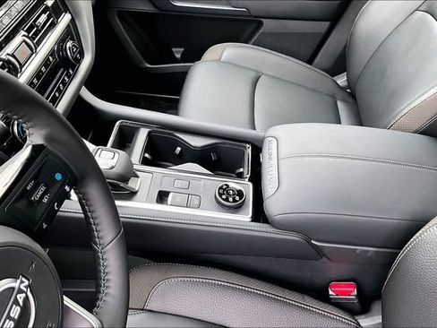 New 2025 Nissan Pathfinder SL w/ Black Appearance Package image 8