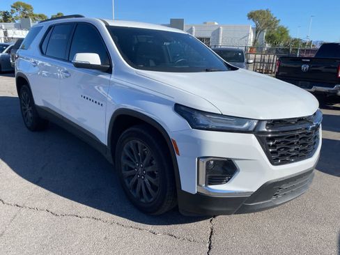 Used 2023 Chevrolet Traverse RS image 3