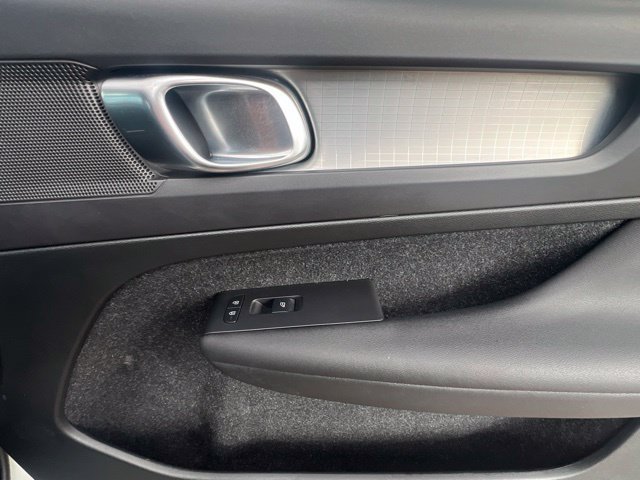 Used 2020 Volvo XC40 T4 Momentum FWD image 34