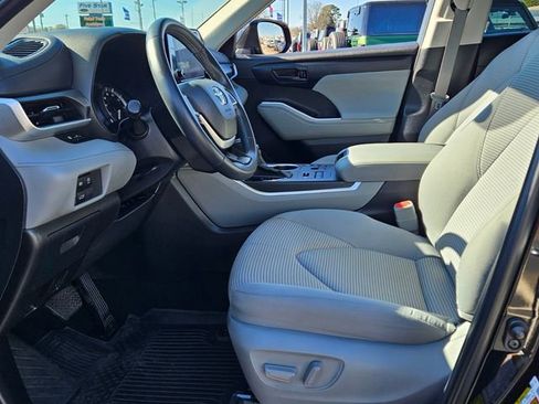 Used 2024 Toyota Highlander LE image 11