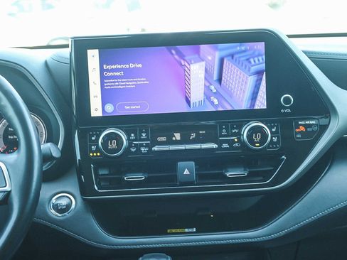 Used 2023 Toyota Highlander Limited FWD image 14
