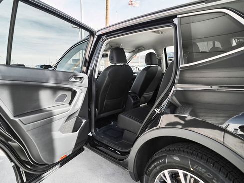 Used 2020 Volkswagen Tiguan SE FWD image 17