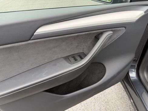 Used 2024 Tesla Model Y Long Range AWD/4WD image 11