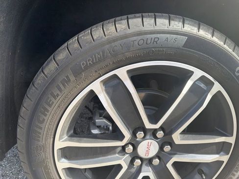 Used 2023 GMC Acadia SLT w/ Technology Package FWD image 3