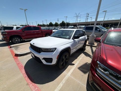 Used 2023 Jeep Grand Cherokee Altitude AWD/4WD image 2
