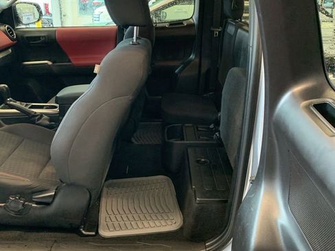 Used 2020 Toyota Tacoma SR5 w/ SR5 Appearance Package (SM) AWD/4WD image 12