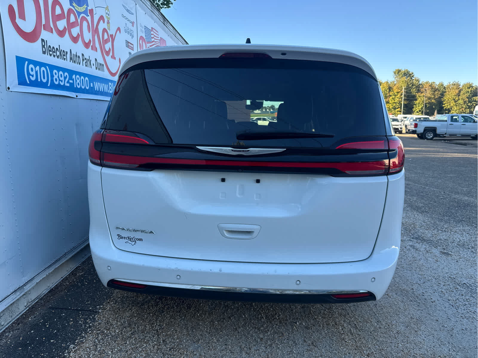 Used 2024 Chrysler Pacifica Touring-L FWD image 4