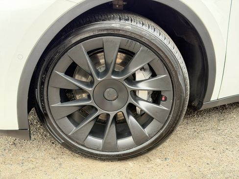 Used 2022 Tesla Model Y Long Range image 77