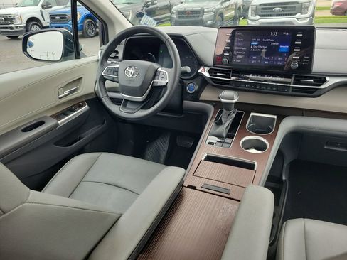 Used 2022 Toyota Sienna XLE image 13