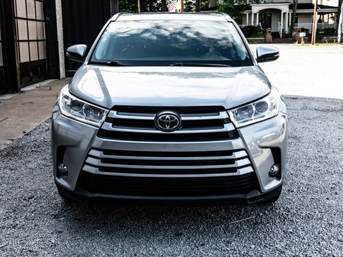 Used 2018 Toyota Highlander XLE FWD image 2