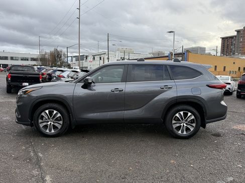 Certified 2023 Toyota Highlander XLE image 5