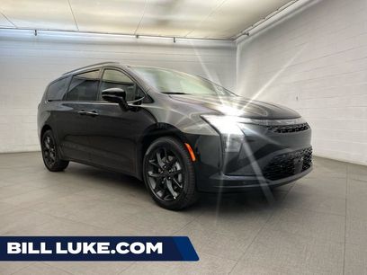 New 2027 Chrysler Pacifica Limited w/ S Appearance Package