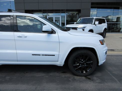 Used 2017 Jeep Grand Cherokee Altitude AWD/4WD image 12