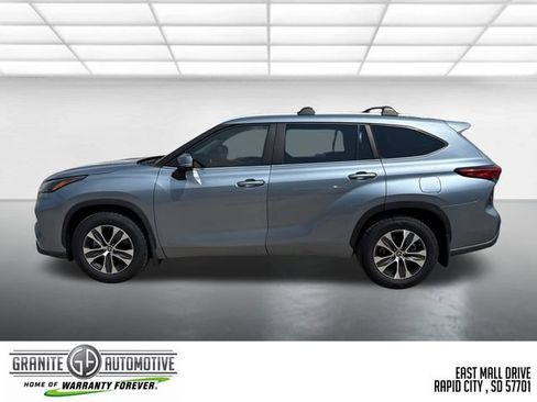 Used 2023 Toyota Highlander XLE AWD/4WD image 2