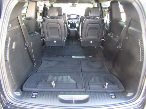 Used 2025 Chrysler Pacifica Select image 36