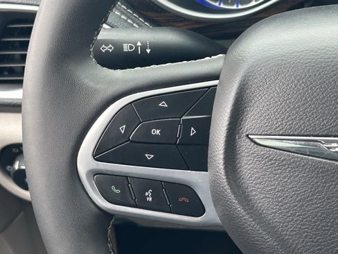Used 2024 Chrysler Pacifica Limited FWD image 18