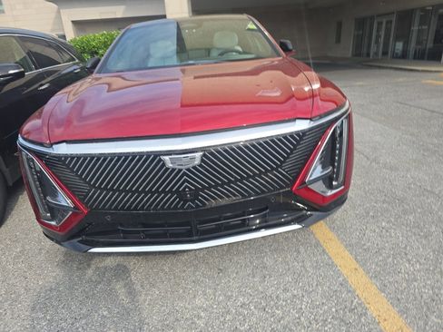 Used 2024 Cadillac Lyriq Luxury AWD/4WD image 3