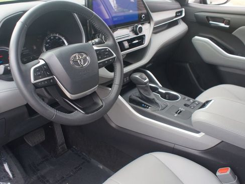 Certified 2026 Toyota Highlander XLE AWD/4WD image 14