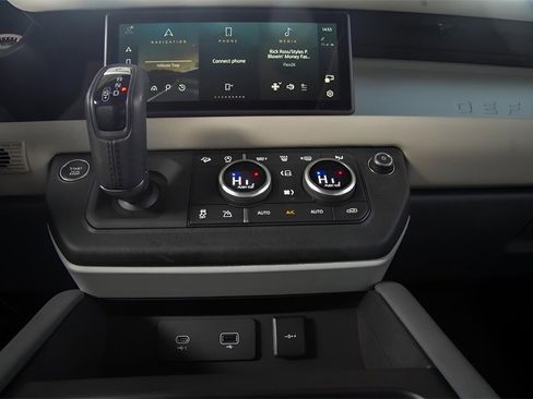 Used 2023 Land Rover Defender 110 X-Dynamic SE image 24