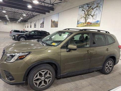 Used 2023 Subaru Forester Premium image 3