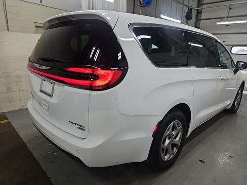 Used 2024 Chrysler Pacifica Limited image 5