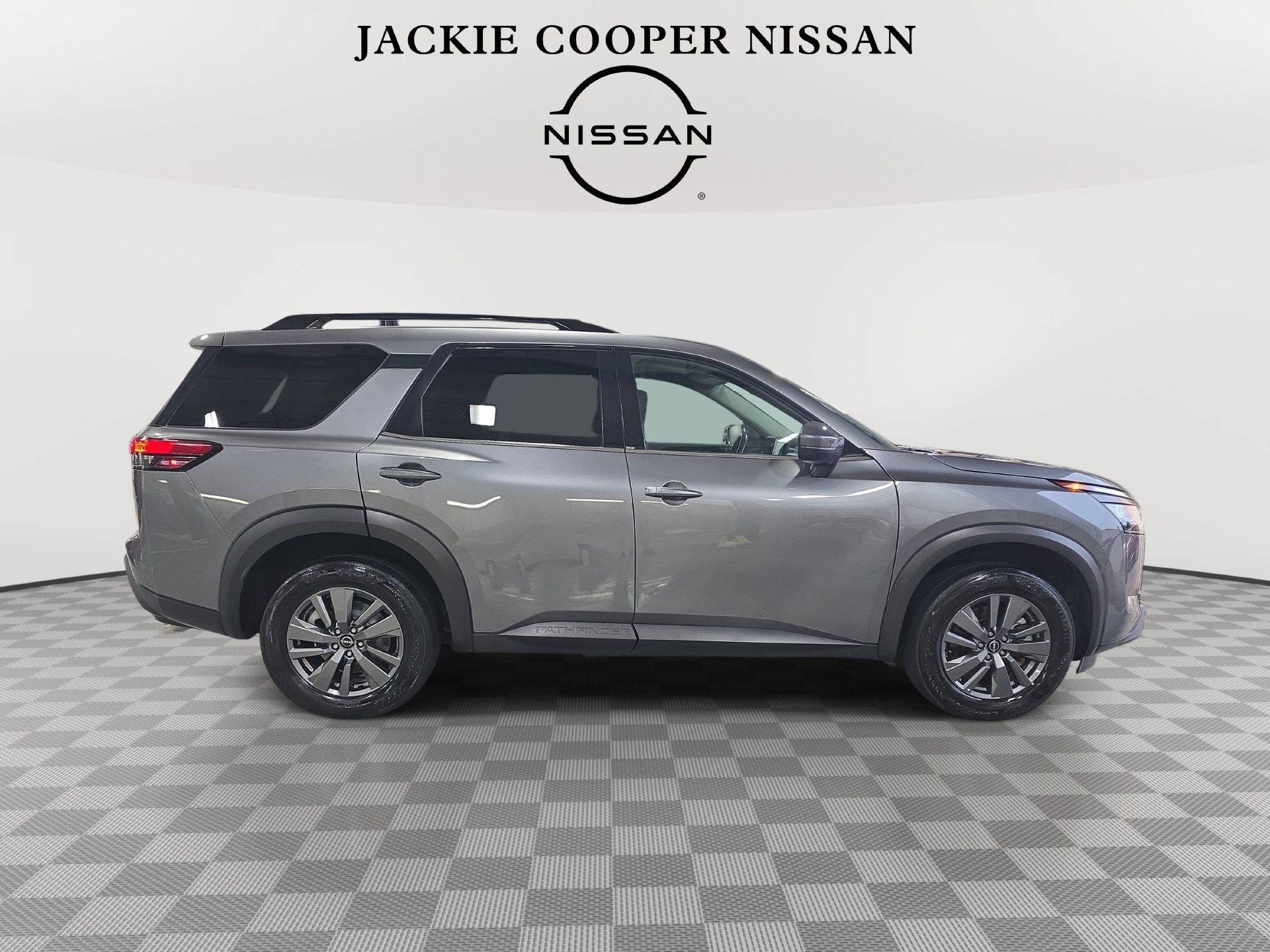 Used 2025 Nissan Pathfinder SV FWD image 4