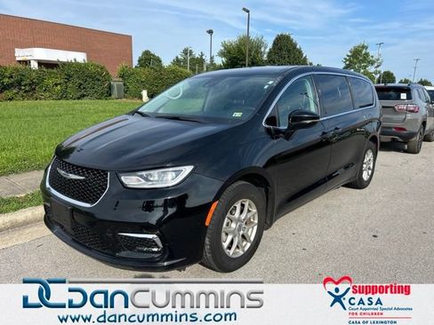 Used 2024 Chrysler Pacifica Touring-L FWD image 1