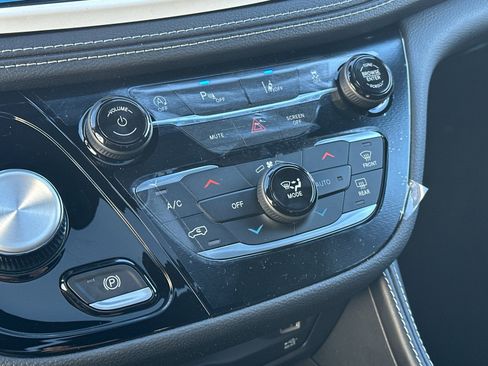 New 2026 Chrysler Pacifica Limited image 23