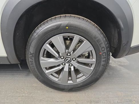 Used 2025 Nissan Pathfinder SV image 16