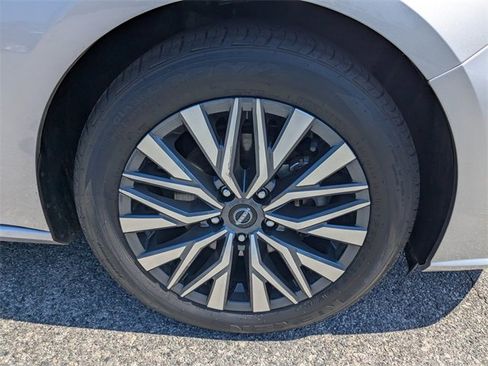 Used 2024 Nissan Altima 2.5 SV image 11