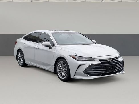 Used 2022 Toyota Avalon Limited image 2