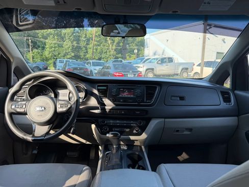 Used 2015 Kia Sedona LX FWD image 17