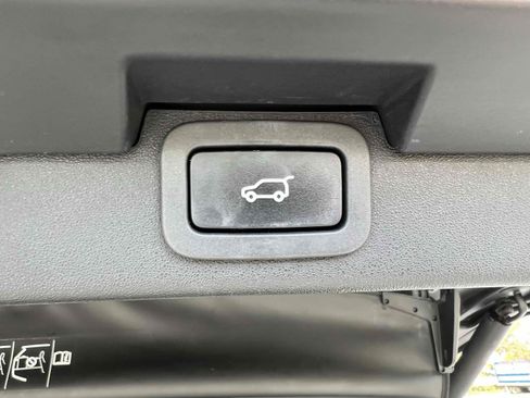 Used 2018 Land Rover Discovery HSE AWD/4WD image 52