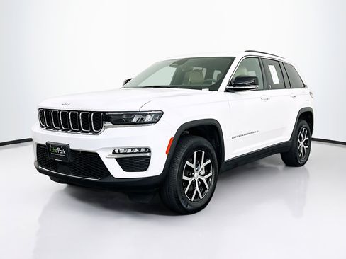 Used 2024 Jeep Grand Cherokee Limited image 3