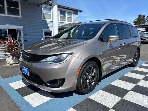 Used 2018 Chrysler Pacifica Limited FWD image 2