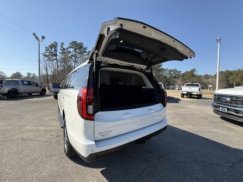Used 2025 Ford Expedition Active image 9