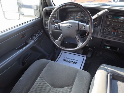 Used 2006 Chevrolet Silverado 2500 LT w/ Heavy-Duty Power Package image 19