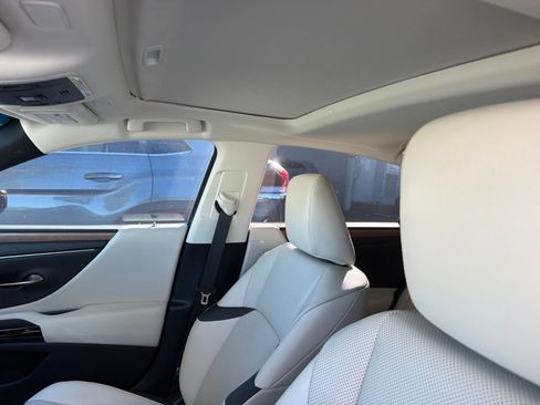 Used 2025 Lexus ES 300h w/ Premium Package FWD image 8