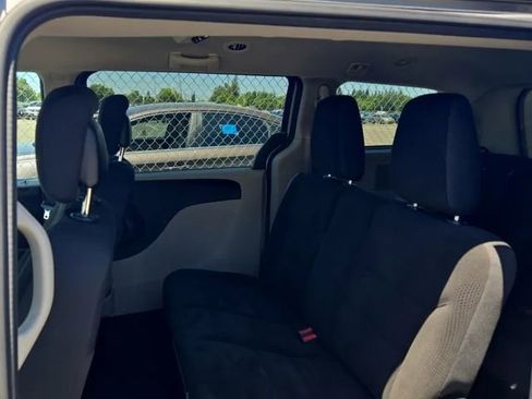 Used 2018 Dodge Grand Caravan SE w/ UConnect Hands-Free Group FWD image 9