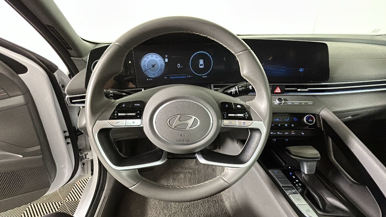 Used 2025 Hyundai Elantra SEL FWD image 17