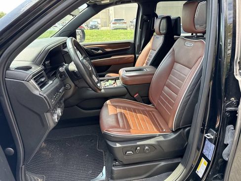 Used 2023 GMC Yukon Denali Ultimate AWD/4WD image 5
