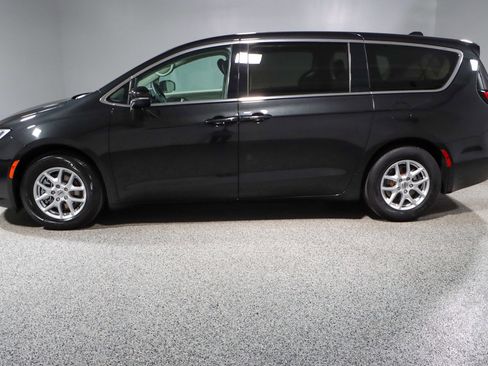 Used 2023 Chrysler Pacifica Touring-L FWD image 10